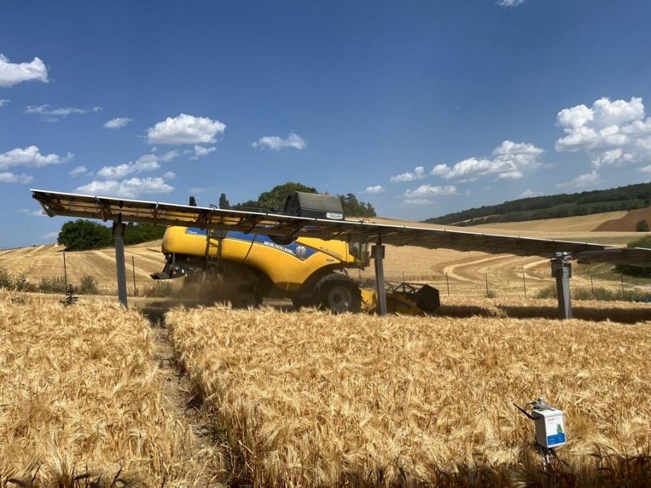 Ombrière agrivoltaïque à Chadeleuf. Crédits : TSE
