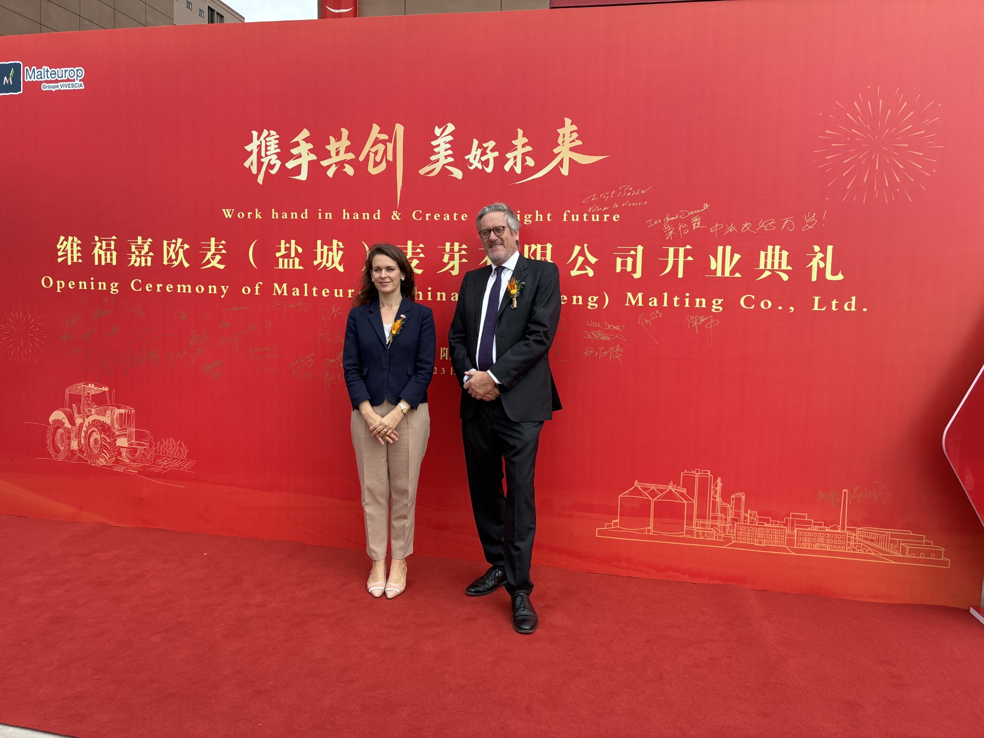 Isis Jaraud-Darnault, Consule générale de France à Shanghai, aux côtés de Christoph Büren, président du Groupe VIVESCIA